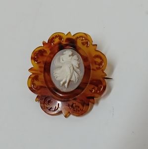 VINTAGE BAKELITE CAMEO BROOCH